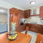 Renata Villa *